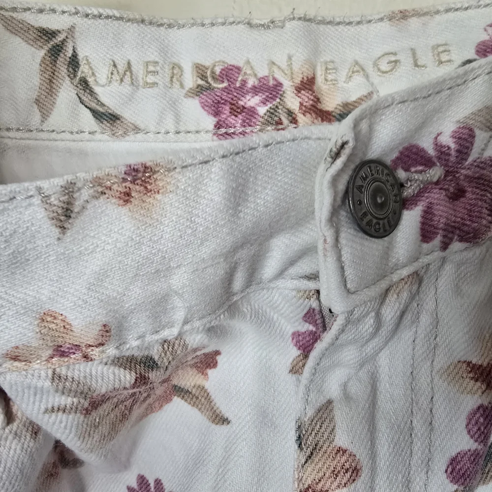 American Eagle Spring Floral High-Waisted Shorts White Pink Purple Print Size 4 - Picture 4 of 4